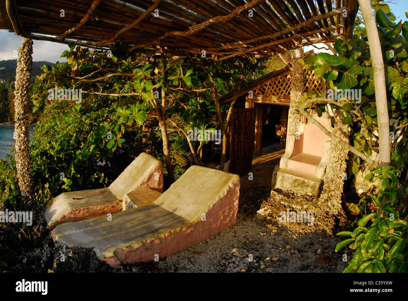 Piattaforma & tenda a Fig Tree House, a grandi capanne, un eco-villaggio di di ispirazione Africana di capanne vicino a Boston Bay, Portland, Giamaica Foto Stock