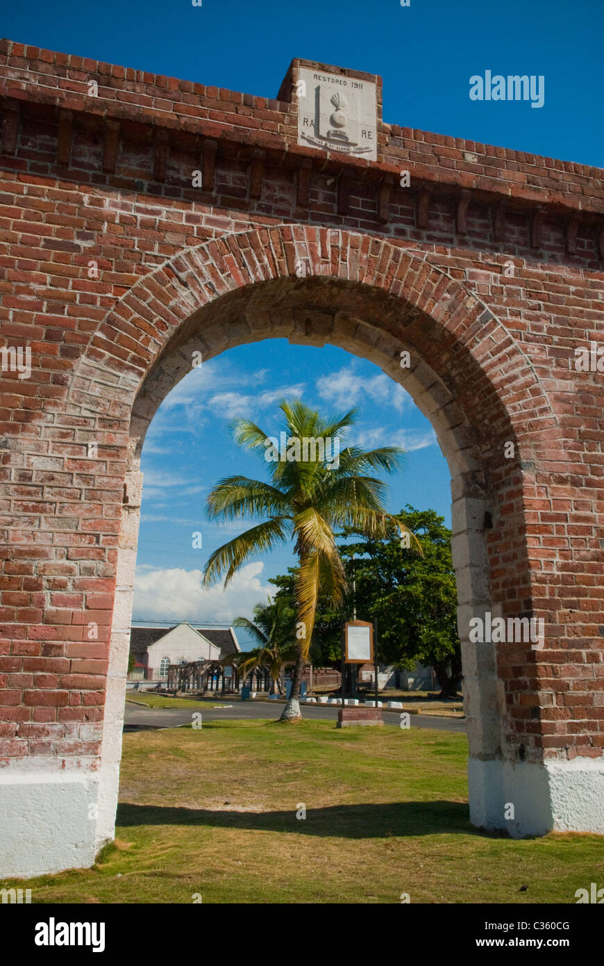 Ripristinato arch vicino all entrata di Fort Charles, a Port Royal, attraverso il porto da Kingston, St Andrew, Giamaica. Foto Stock