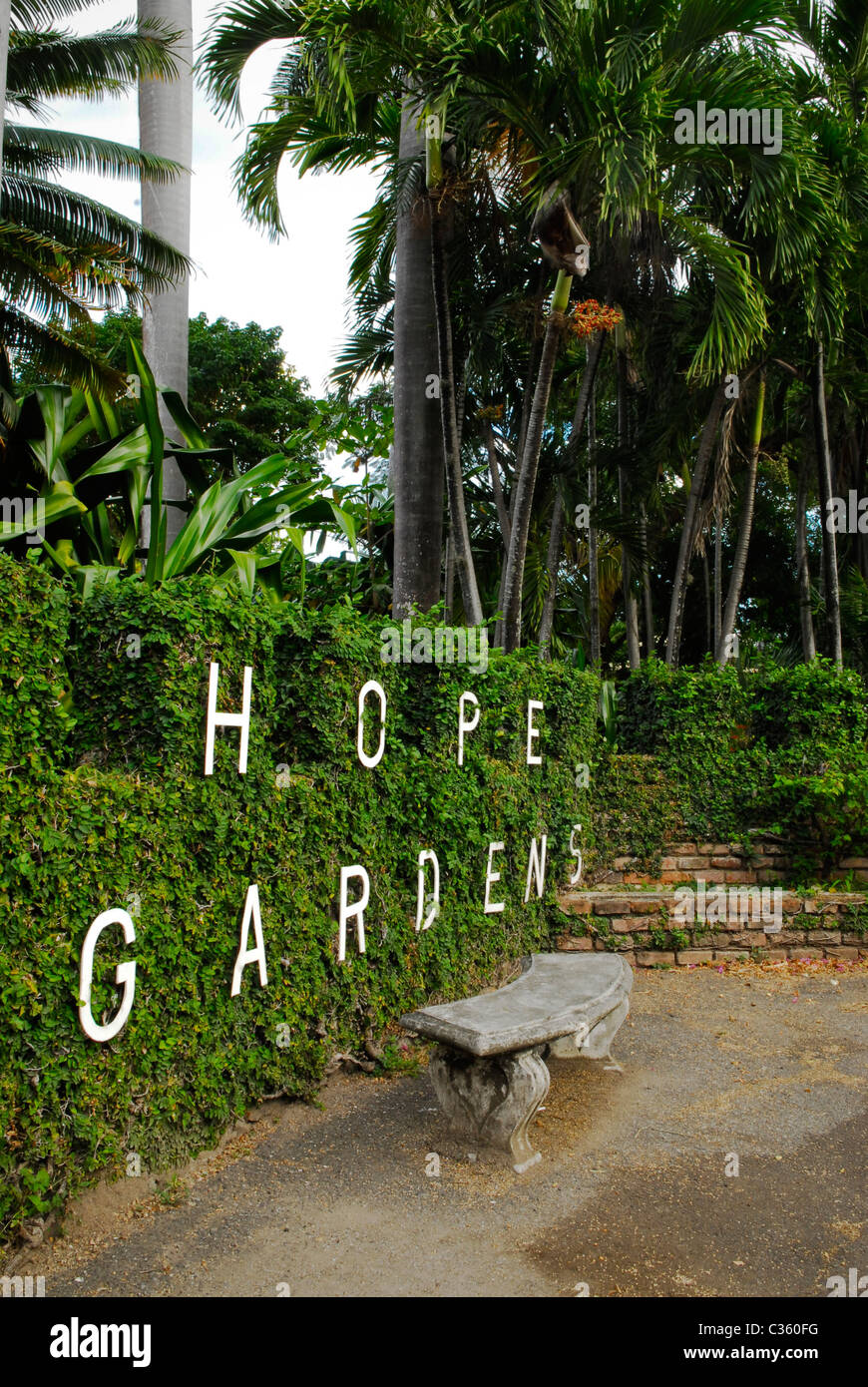 Speranza Giardini segno e banco in speranza giardini, Kingston, St Andrew, Giamaica Foto Stock