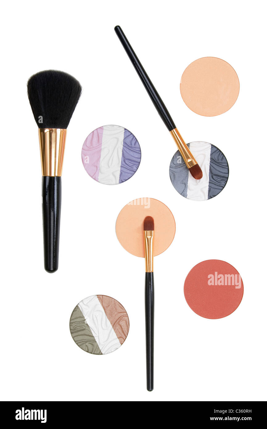 Make-up e spazzola polvere occhio ombre isolati su sfondo bianco Foto Stock