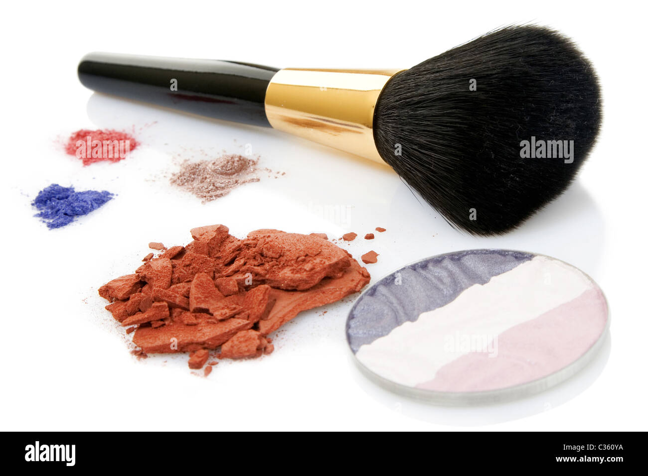 Make-up e Pennello polveri differenti isolati su sfondo bianco Foto Stock