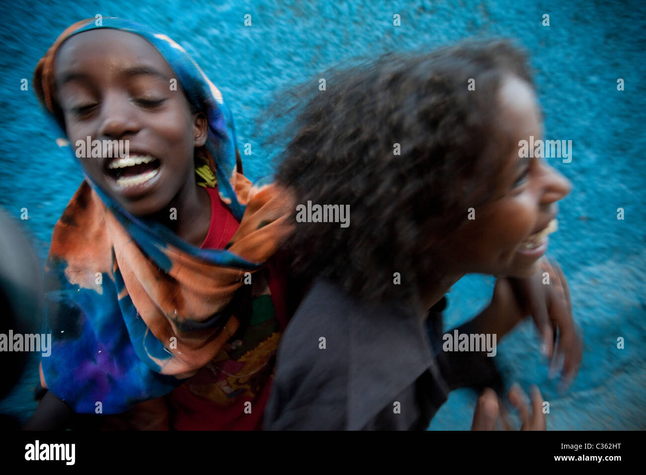 Scena di strada con ridere girls - Old Town, Harar Etiopia, Africa Foto Stock