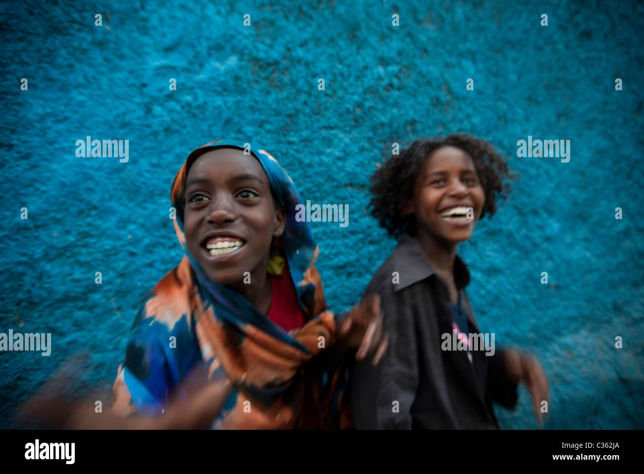Scena di strada con ridere girls - Old Town, Harar Etiopia, Africa Foto Stock