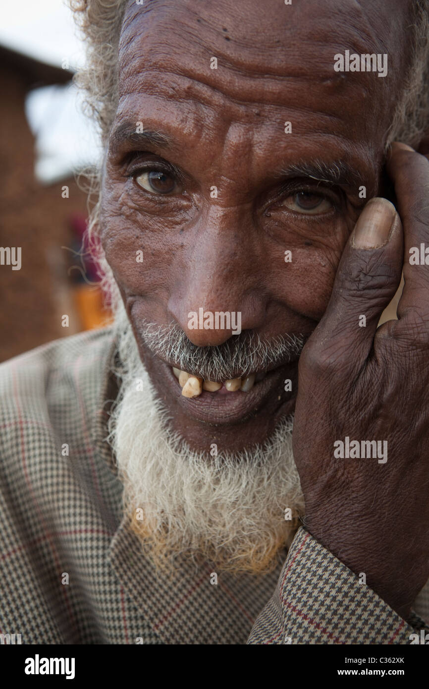 Un anziano uomo Argoba sorrisi nel villaggio di Koremi, al di fuori di Harar in Etiopia orientale, Africa. Foto Stock