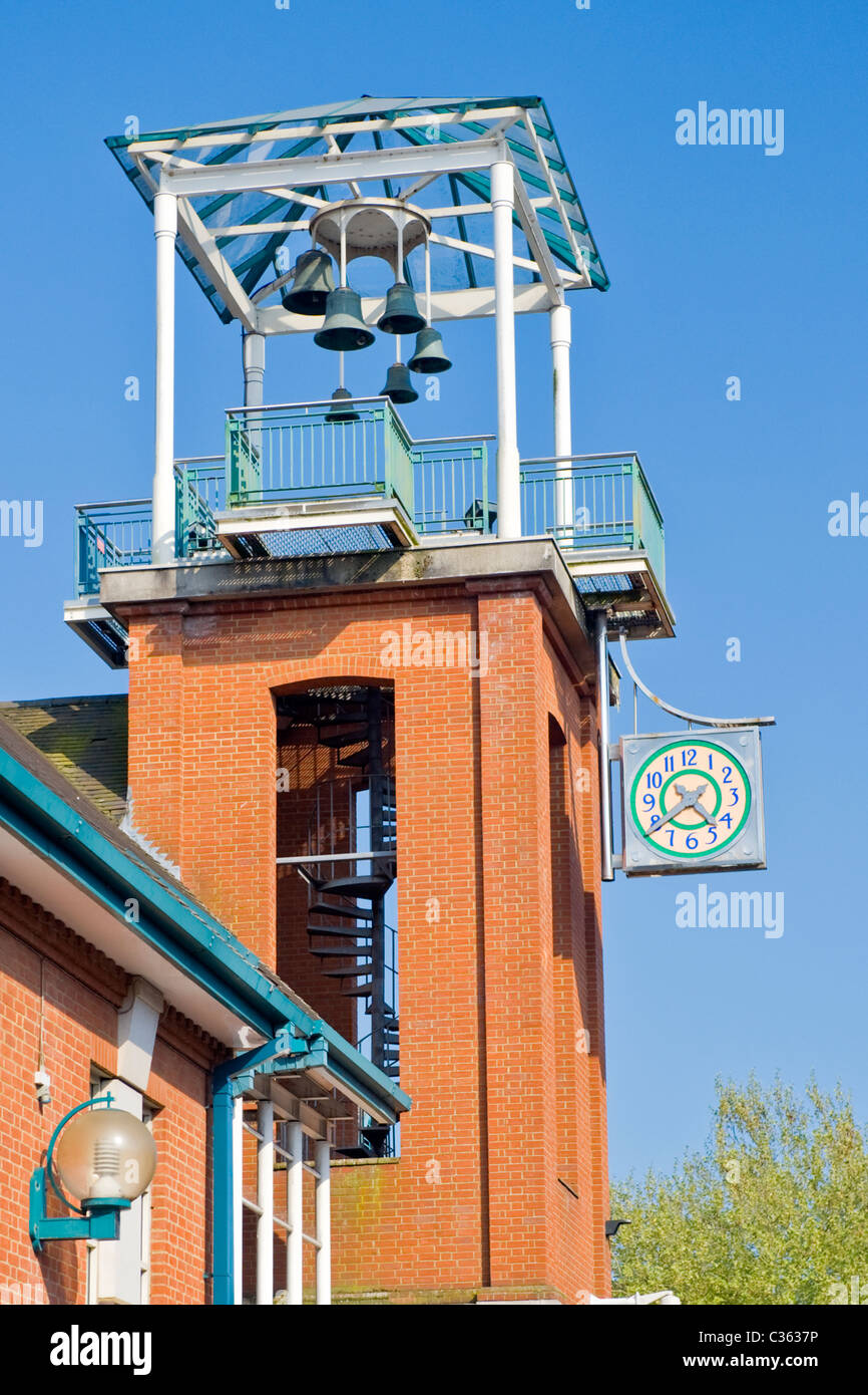 Winchester City , antica capitale del Wessex , moderna o contemporanea torre campanaria & clock dal centro commerciale o centro commerciale o centro Foto Stock