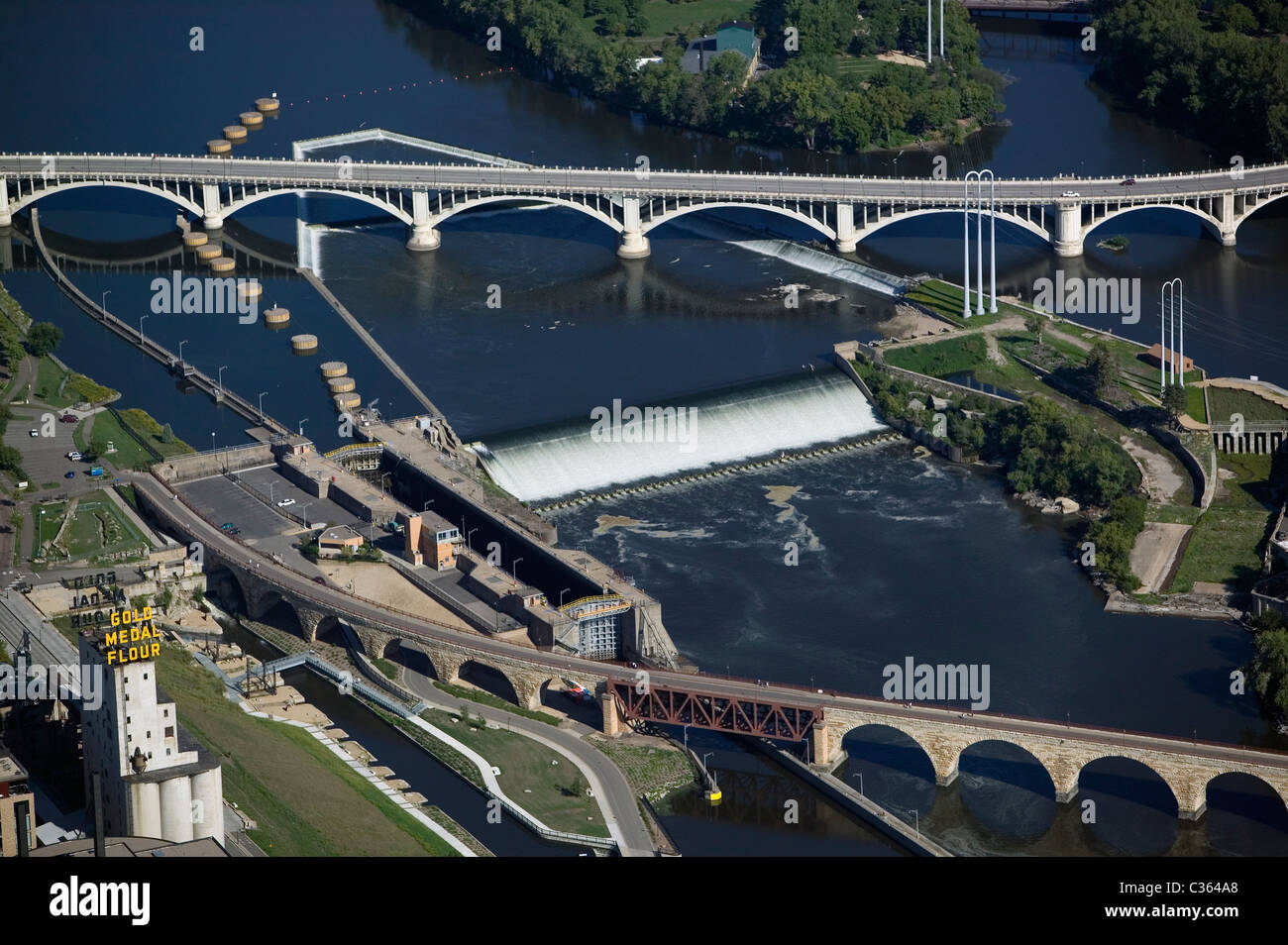Vista aerea sopra la Medaglia d'oro farina vegetale arcata in pietra Bridge St. Anthony Falls Mississippi River Minneapolis Foto Stock