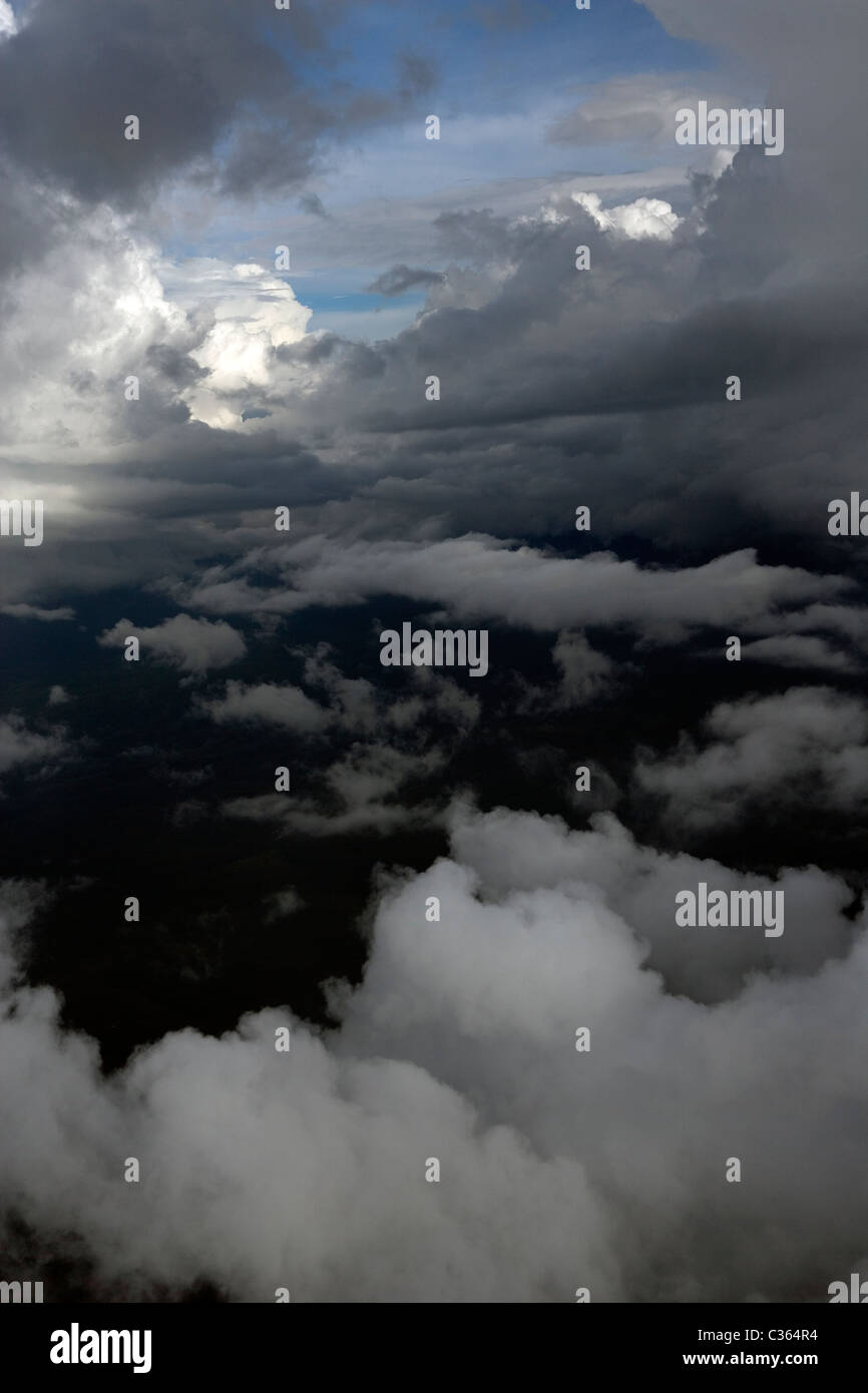 La fotografia aerea sopra cumulus nuvole tra gli strati Foto Stock