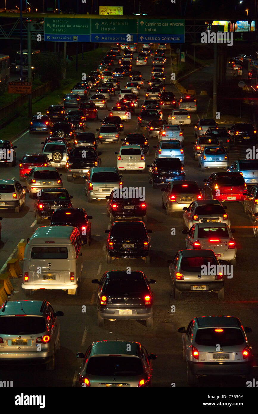 Il traffico pesante su una superstrada in Salvador, Brasile Foto Stock