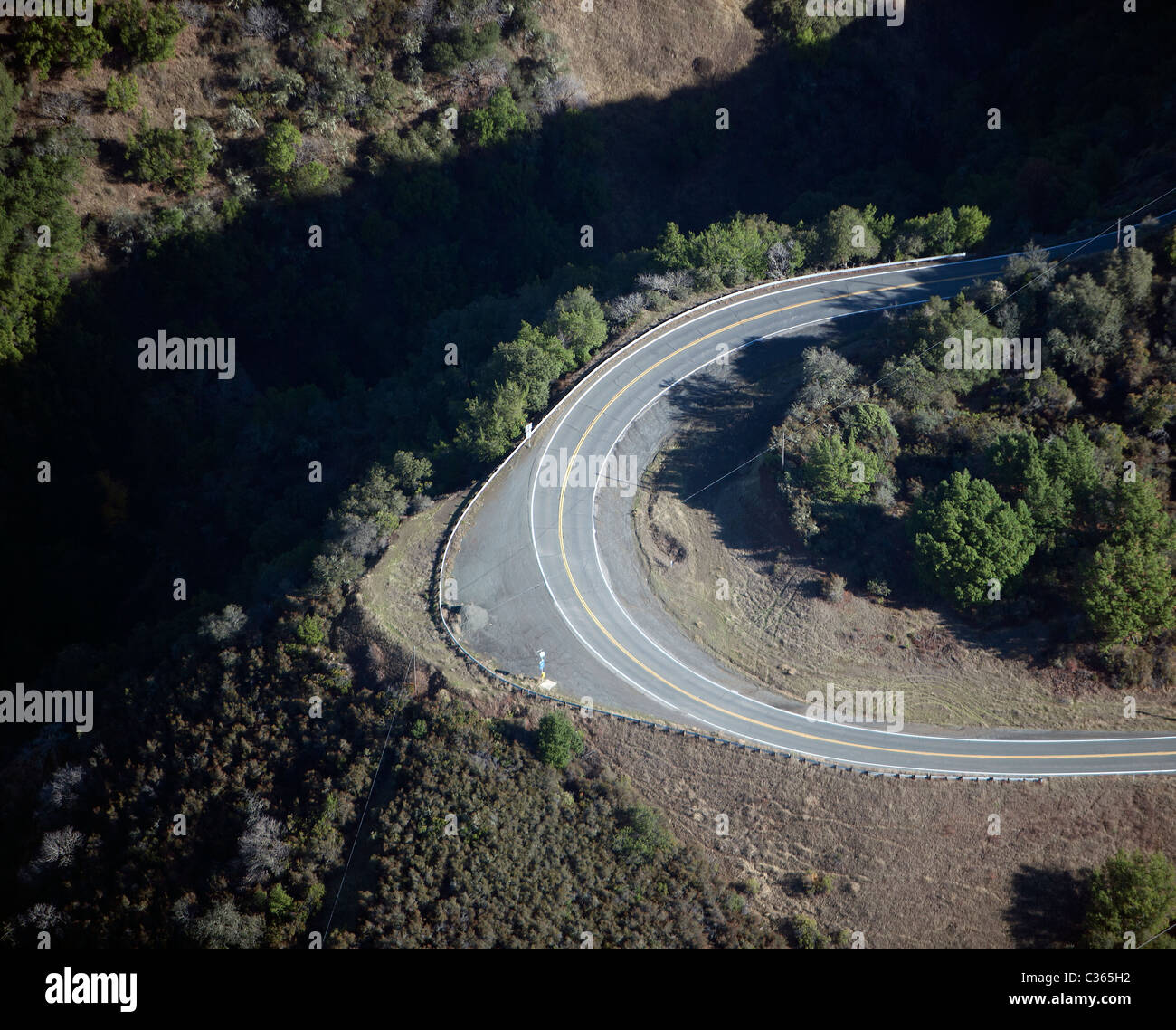 Vista aerea sopra ripida girare Hopland grado route 175 Mendocino County in California Foto Stock