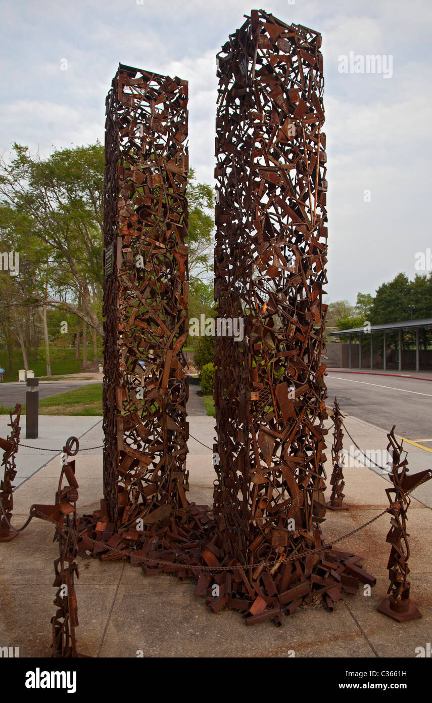 Oak Ridge, Tennessee - 'World Trade Center scultura di acciaio", sul display all'esterno del museo americano di scienza e di energia. Foto Stock