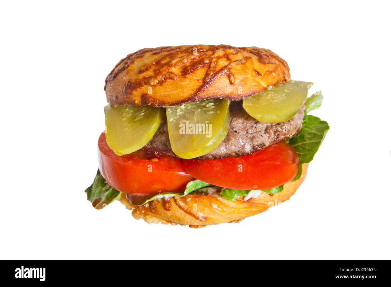 Un hamburger su un formaggio bagel con lattuga e pomodoro aneto sottaceto Foto Stock