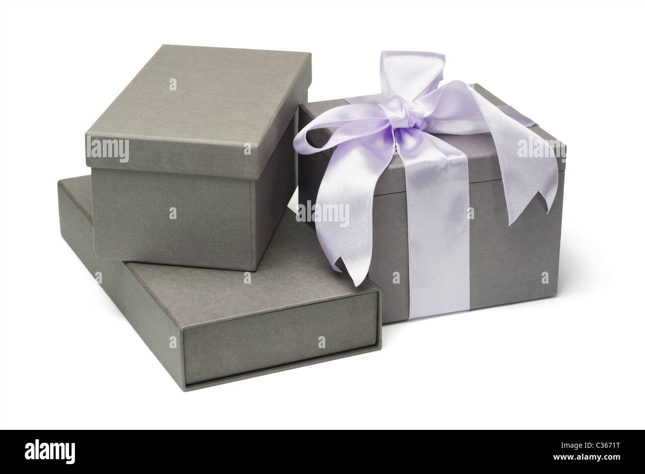 Raccolta di grigio scatole regalo su sfondo bianco Foto Stock
