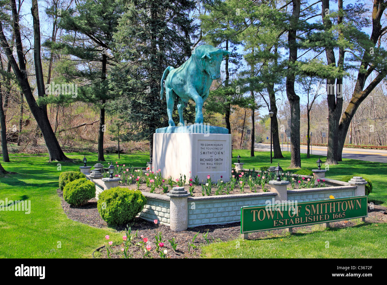 Il Toro monumento commemorativo della fondazione di Smithtown, Long Island, NY da Richard Smith nel 1665 Foto Stock