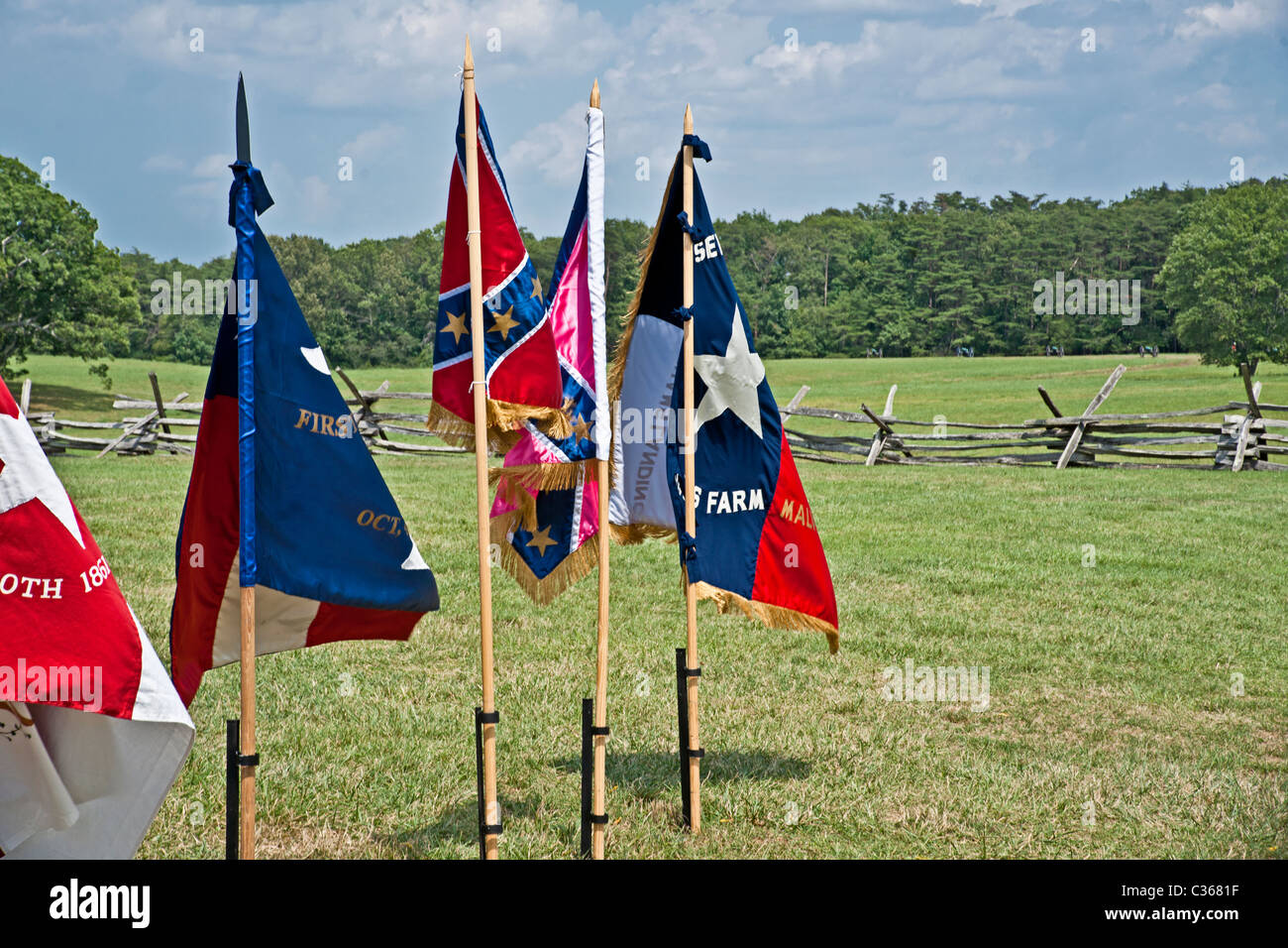 Unione e confederati bandiere di battaglia postato al di fuori della casa di Henry, Manassas National Battlefield. Foto Stock