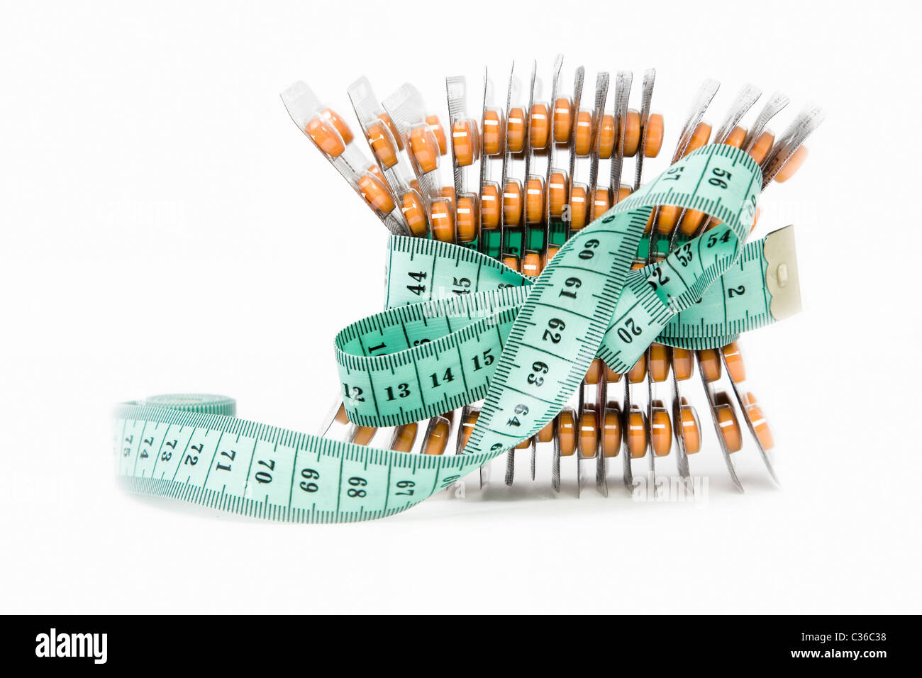 Il nastro di misurazione e arancione blister, perso il concetto a peso Foto Stock