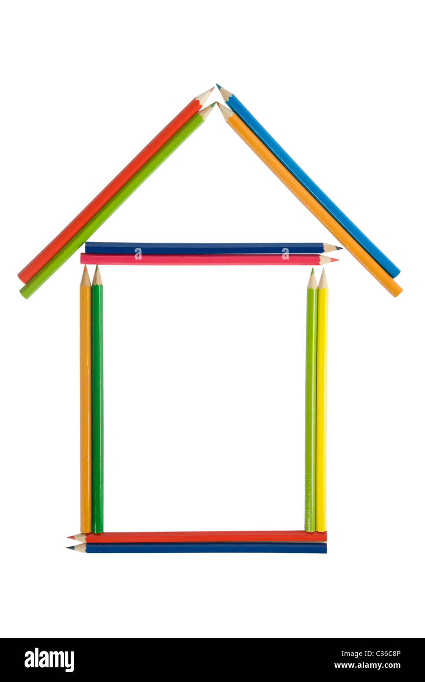 Casa fatta dalle matite colorate su sfondo bianco Foto Stock