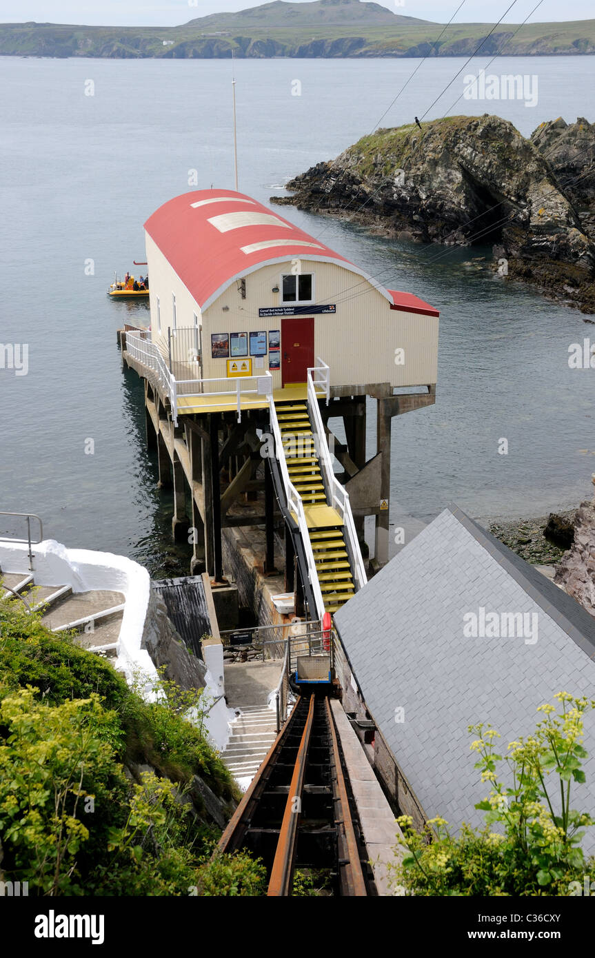 San Giustiniano scialuppa di salvataggio dalla stazione di Pembrokeshire, il Galles occidentale con Ramsey a distanza Foto Stock
