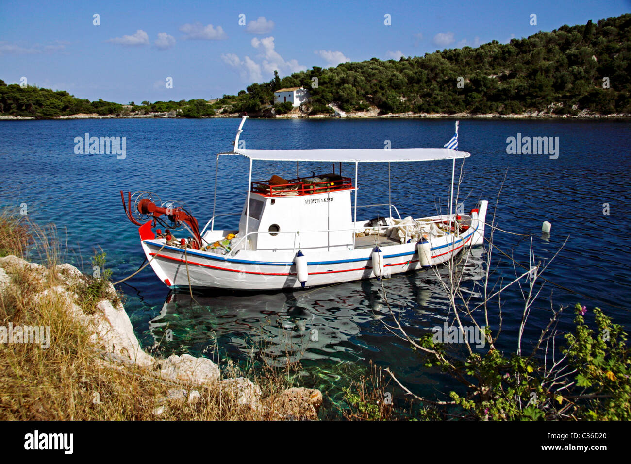 Pesca bianca barca ormeggiata su isola di Paxos .Grecia Foto Stock