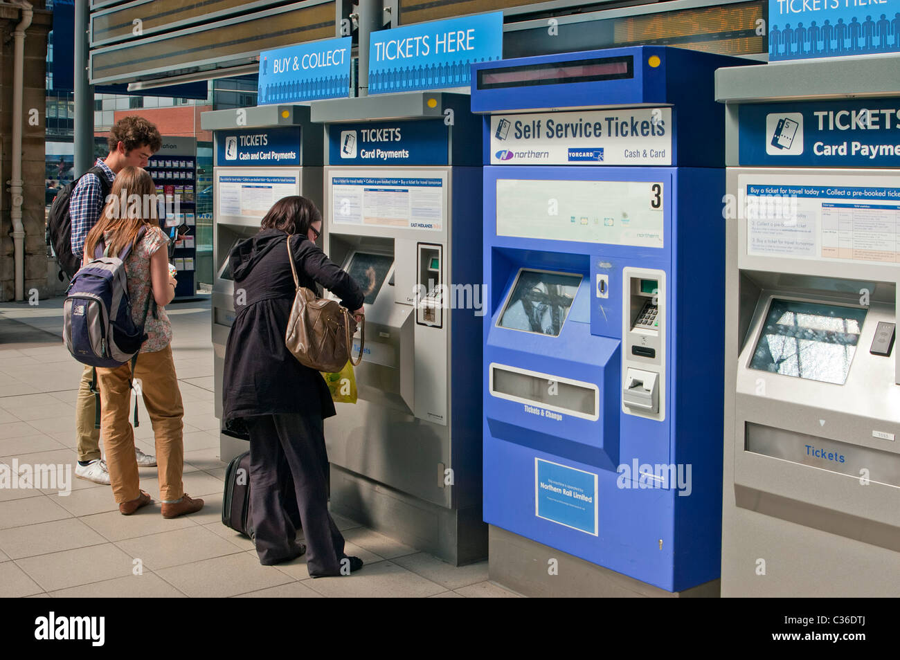 La raccolta e l'acquisto di biglietti presso la stazione ferroviaria di macchinari Foto Stock