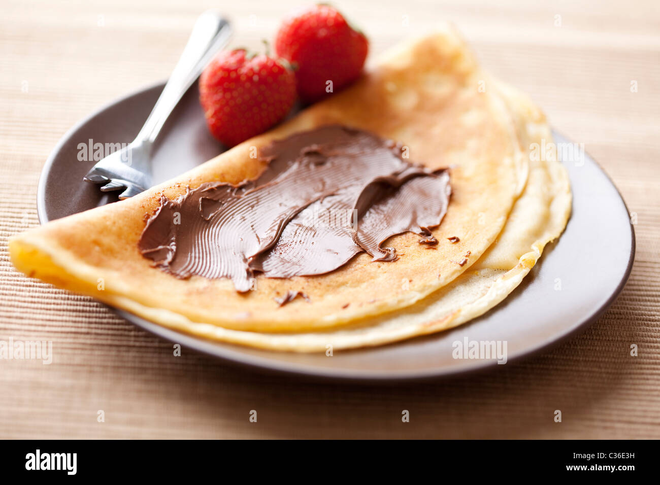 Crêpe con cioccolato da spalmare e fragole Foto Stock