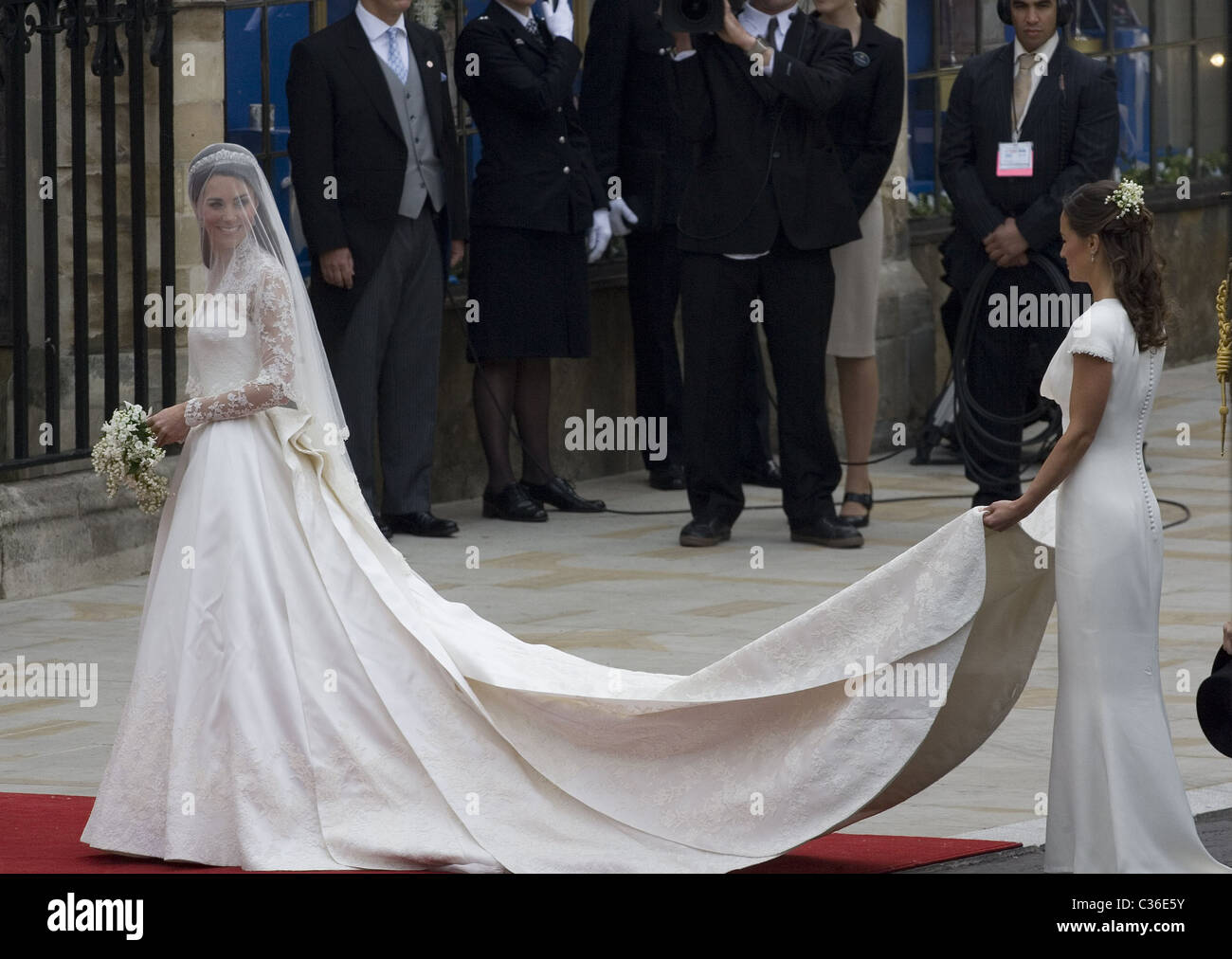 Le nozze del principe William e Catherine Middleton. Il 29 aprile 2011. Kate Middleton arriva all'Abbazia con sua sorella Foto Stock