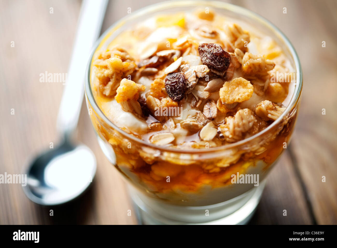 Yougurt con miele e cereali Foto Stock
