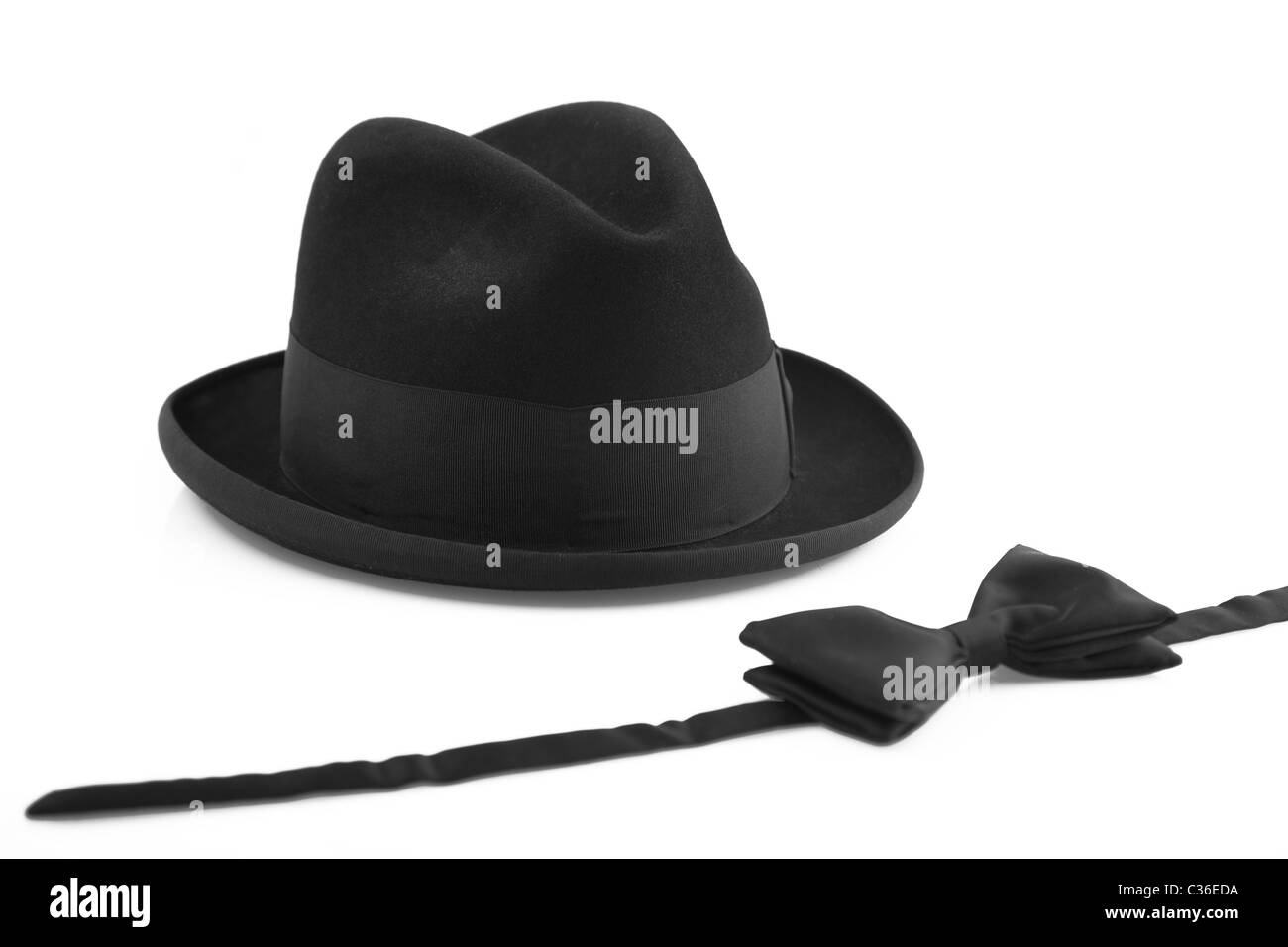 Vintage black hat e bow tie-in su sfondo bianco Foto Stock