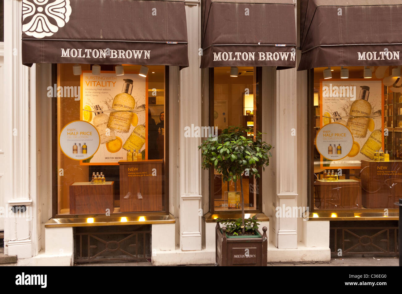 La Molton Brown shop store in Cambridge , Cambridgeshire , Inghilterra , Inghilterra , Regno Unito Foto Stock La Molton Brown shop store in Cambridge , Cambridgeshire , Inghilterra , Inghilterra , Regno Unito Foto Stock
