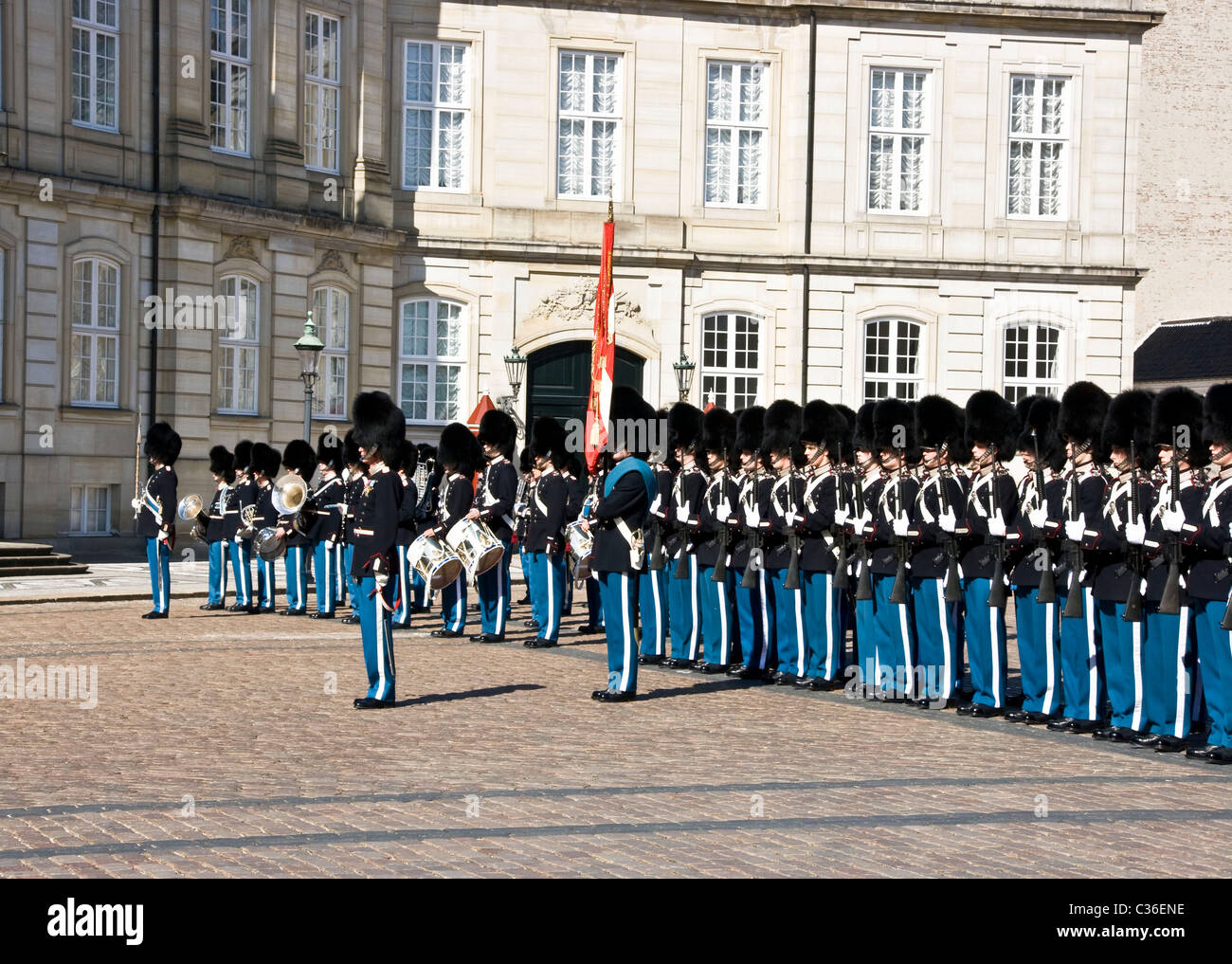 Royal vita delle guardie modifica delle protezioni cerimonia il Palazzo di Amalienborg Copenhagen DANIMARCA Scandinavia Foto Stock