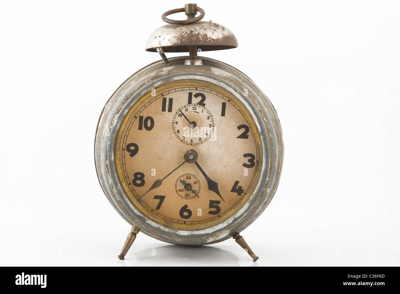 Il vecchio orologio-sveglia con campana su sfondo bianco Foto Stock