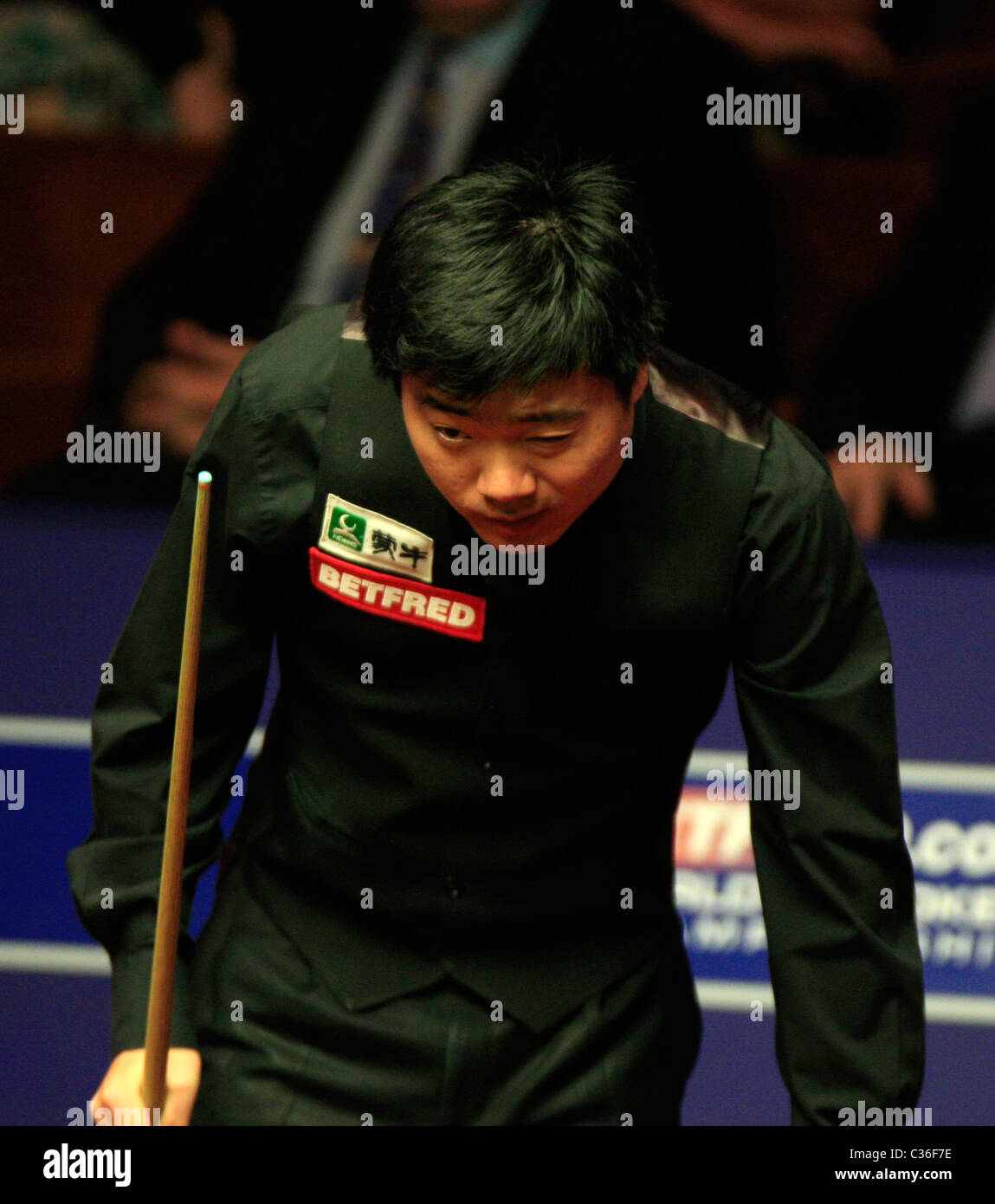 Ding Junhui (Chi) in azione contro Judd Trump (Ita) semi-finale (migliore di 33 fotogrammi) del campionato del mondo di snooker dal crogiolo Foto Stock