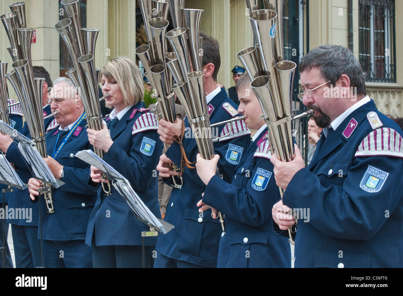 Vigili del fuoco tedesco brass band di eseguire sui vigili del fuoco" Giorno festival al Rynek (Piazza del Mercato) a Wrocław, Polonia Foto Stock