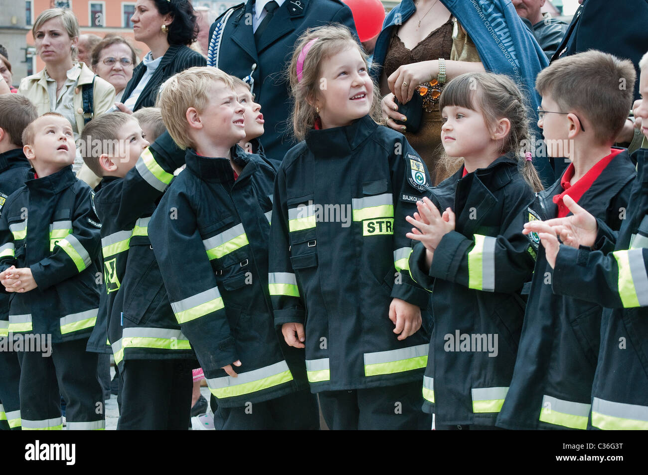 Bajkoludek (Fablefolk) bambini vigili del fuoco a spettacolo di strada su vigili del fuoco Day festival a Rynek di Wrocław, Polonia Foto Stock