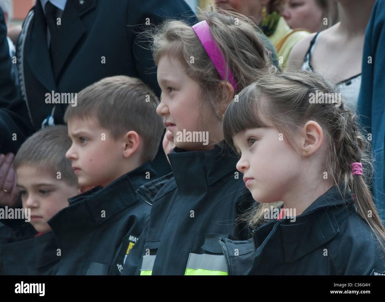 Bajkoludek (Fablefolk) bambini vigili del fuoco a spettacolo di strada su vigili del fuoco Day festival a Rynek di Wrocław, Polonia Foto Stock