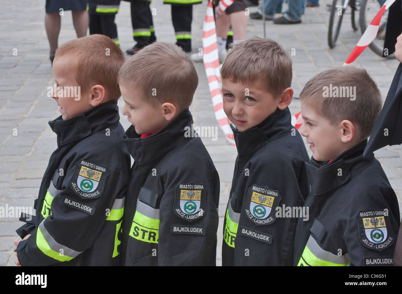 Bajkoludek (Fablefolk) bambini vigili del fuoco a spettacolo di strada su vigili del fuoco Day festival a Rynek di Wrocław, Polonia Foto Stock