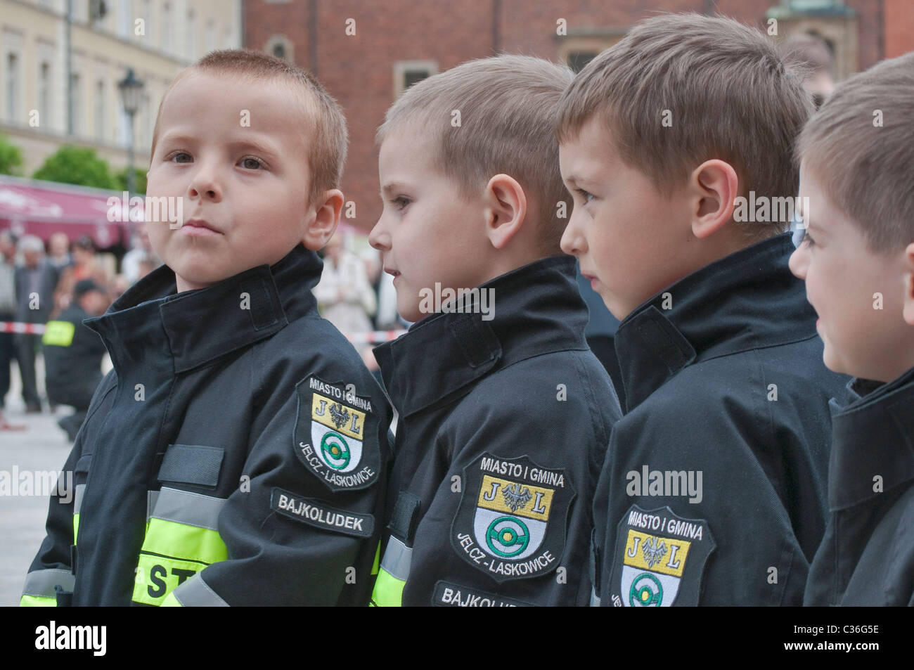 Bajkoludek (Fablefolk) bambini vigili del fuoco a spettacolo di strada su vigili del fuoco Day festival a Rynek di Wrocław, Polonia Foto Stock