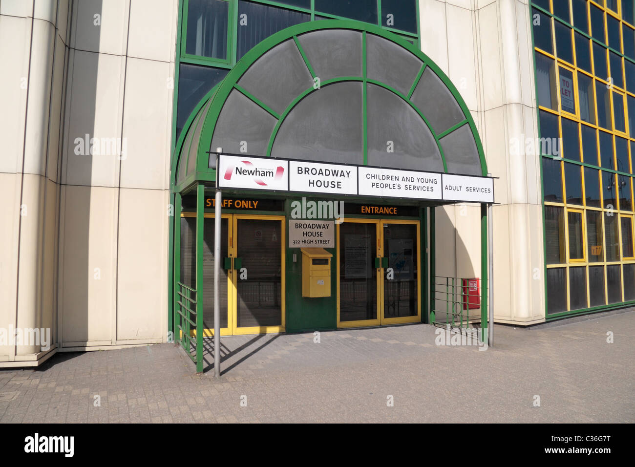 L'ingresso a Newham, casa di Broadway, "i bambini e i giovani i servizi dell' e 'ADULTO Servizi" a Stratford, Londra, Regno Unito. Foto Stock