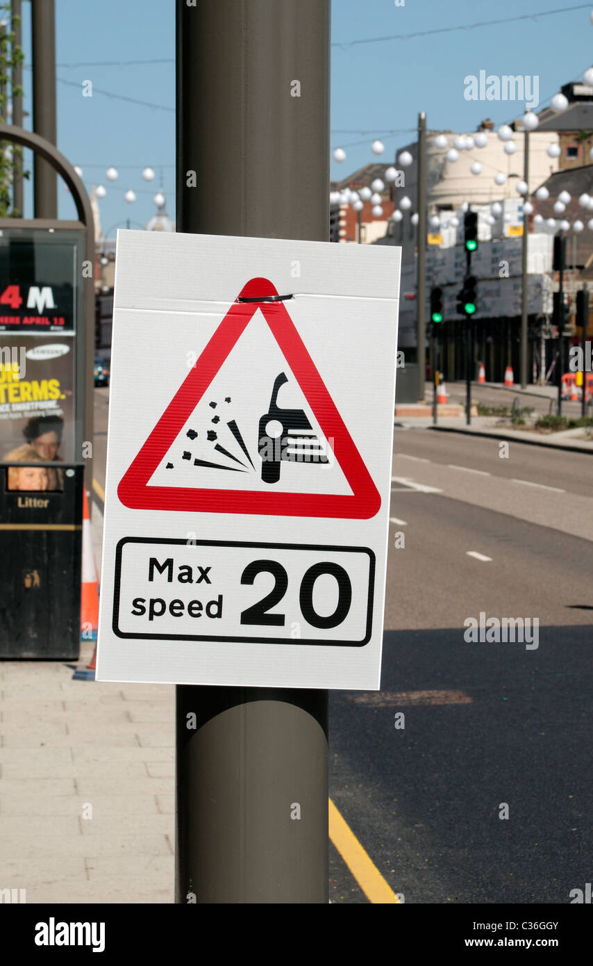 Un temporaneo 20mph velocità limite segno di avvertimento posta accanto a una nuova strada spianata in Stratford, East London, Regno Unito. Foto Stock