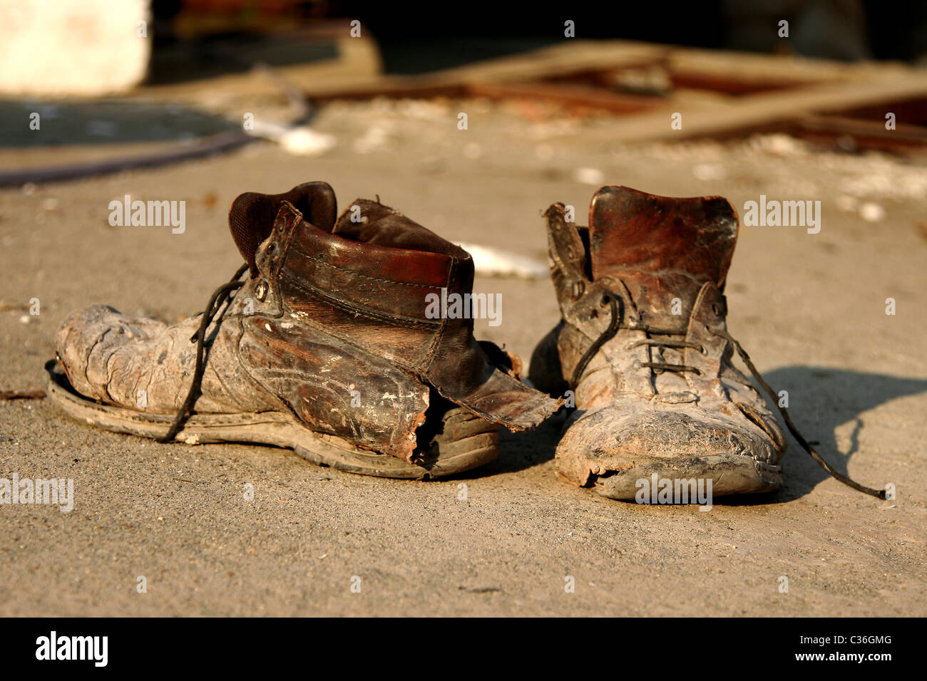 Vista frontale dalla coppia di stivali vecchi Foto Stock