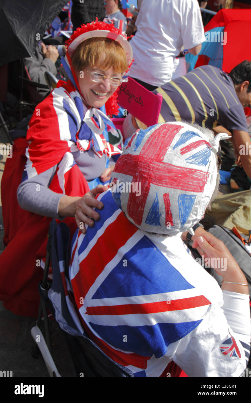 Royal Wedding Aprile 2011, Londra. Regno Unito - gli spettatori in rosso, bianco e blu costumi Foto Stock