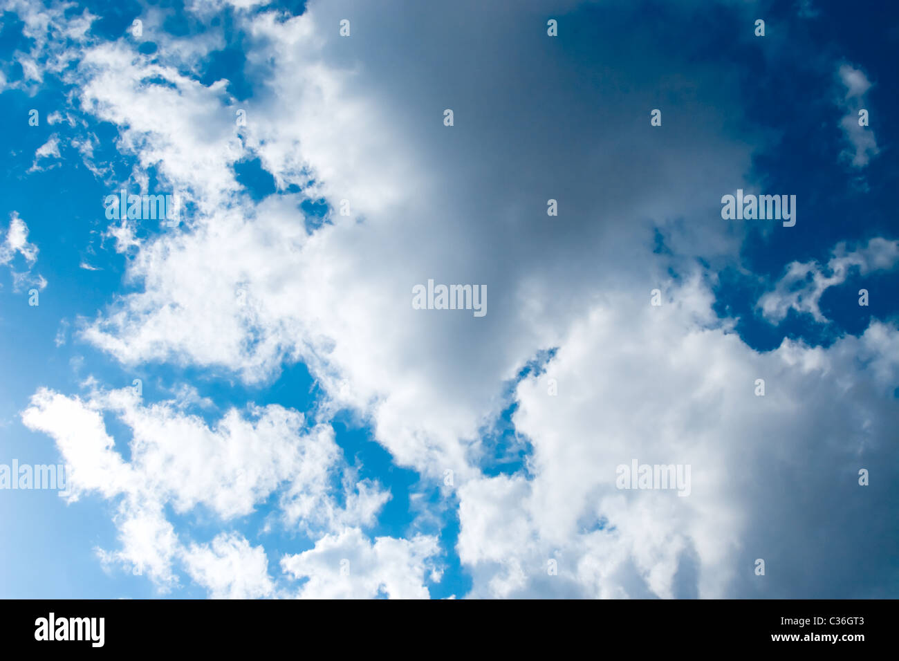 Il cielo blu con qualche bianco puffy nuvole Foto Stock