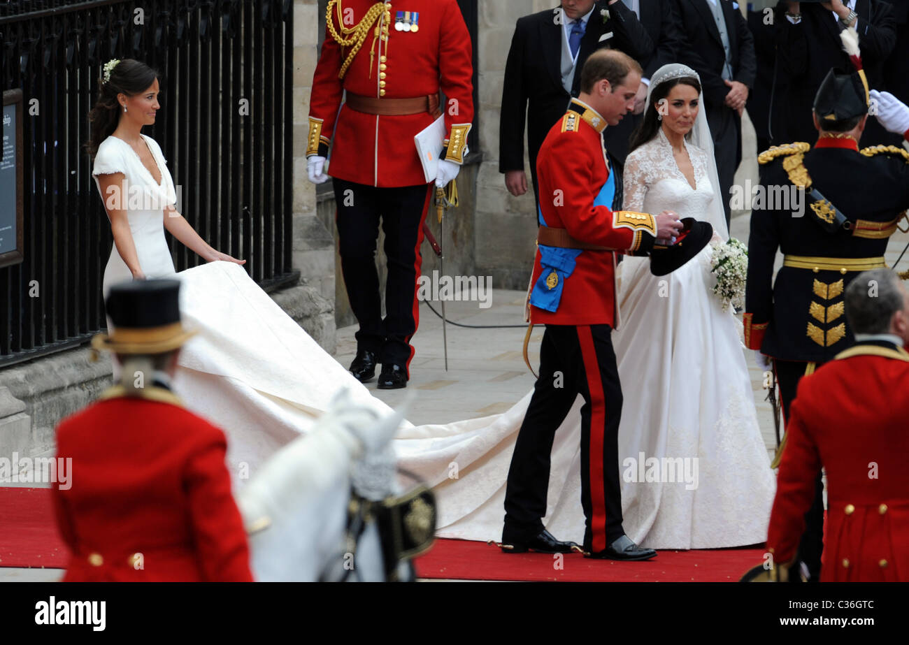 Il principe William e Kate Catherine Middleton lasciare l'Abbazia di Westminster dopo la loro cerimonia nuziale. Foto Stock