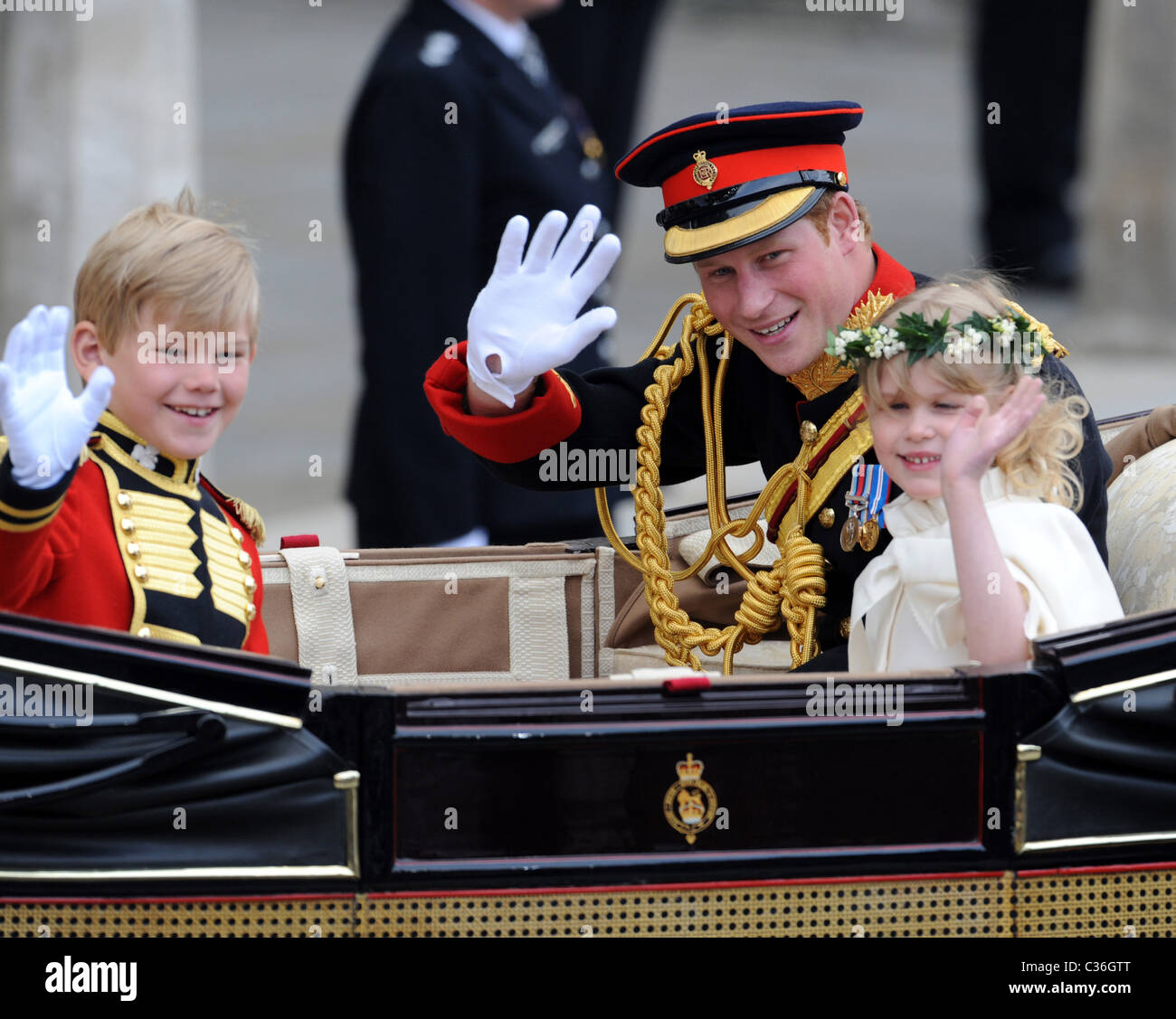 Il principe Harry lascia Westminster Abbey con una damigella e pageboy dopo le nozze del principe William e Kate Catherine Foto Stock