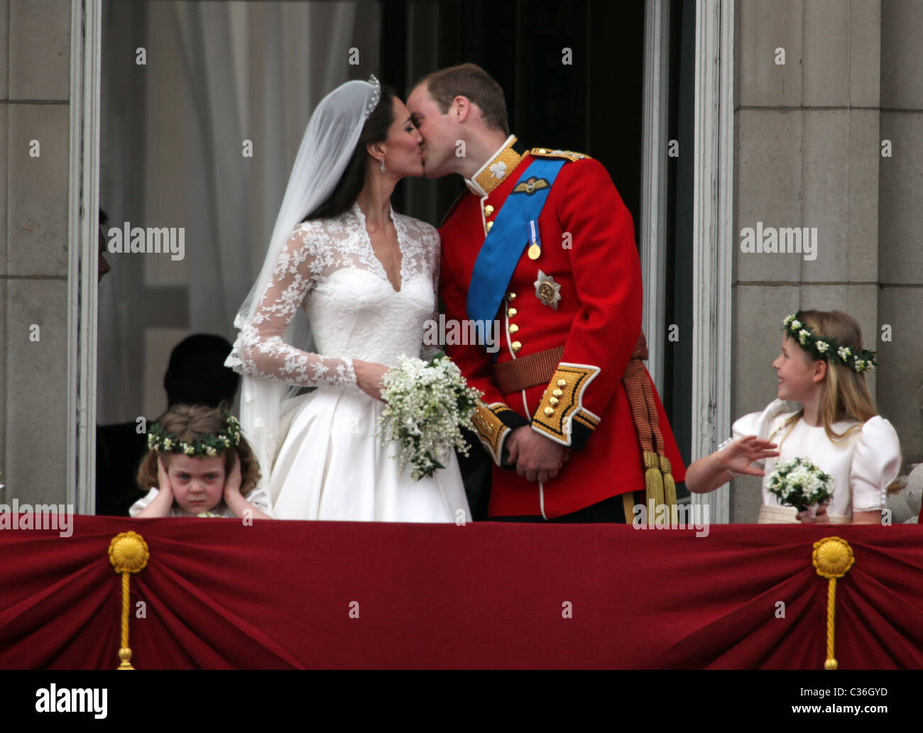 Il Duca e la duchessa di Cambridge dopo il loro matrimonio - Buckingham Palace. 29.4.11 PICS DA NICHOLAS BOWMAN Foto Stock