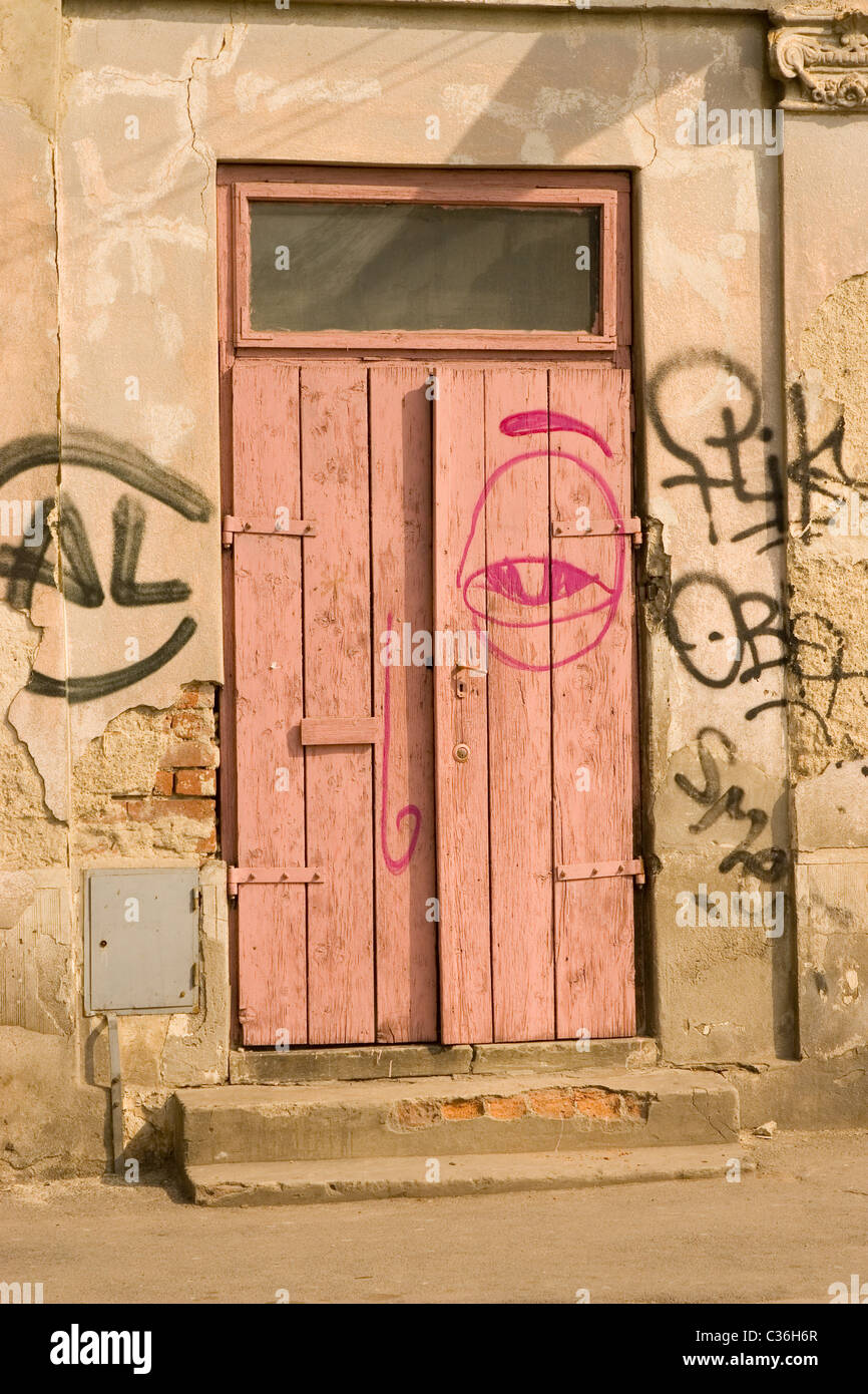 Vecchia porta di legno con il rosso e il nero graffiti Foto Stock