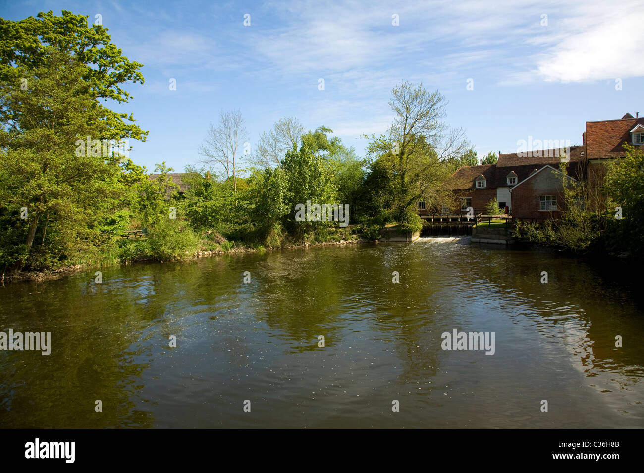 Mulino di Flatford Fiume Stour Dedham Vale Essex Suffolk border Inghilterra Foto Stock