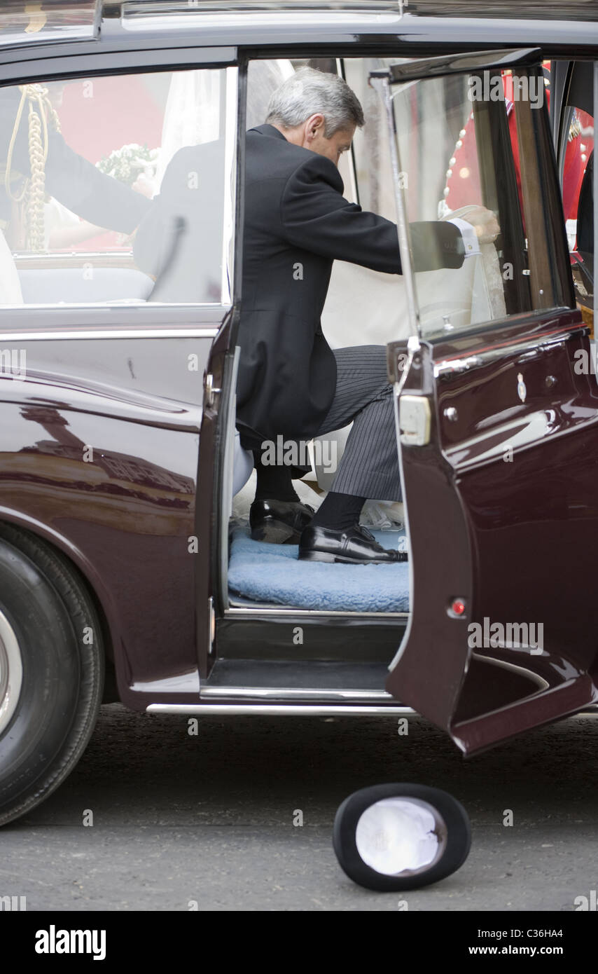 Royal Wedding. Abbazia di Westminster Kate il padre Michael perde il suo cappello come egli approda da ufficiali auto nuziale presso il Foto Stock