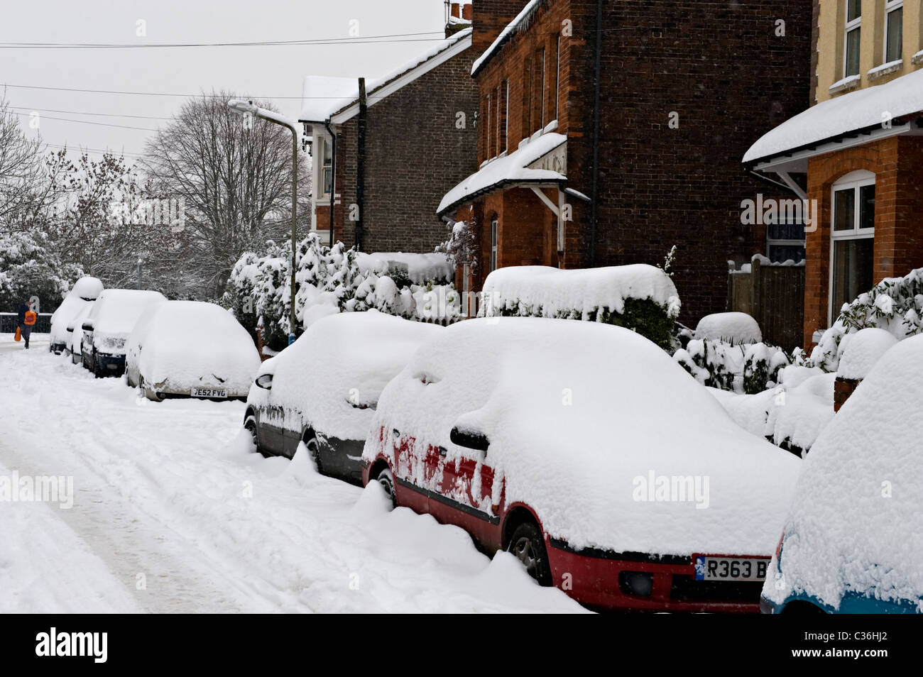 Coperta di neve Street in caduta di neve a Tonbridge, Kent, Regno Unito. Foto Stock