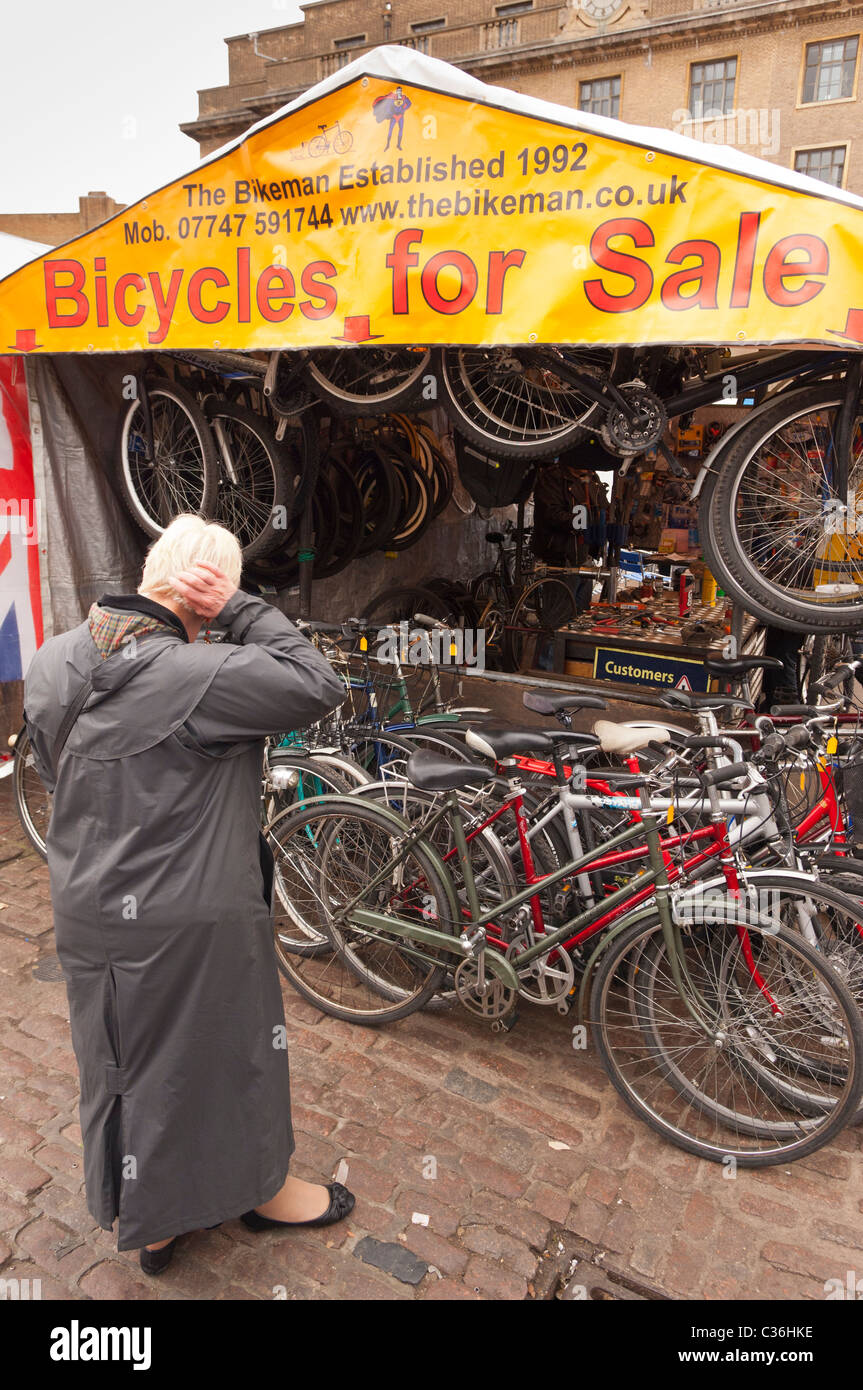Di seconda mano biciclette per la vendita su un mercato in stallo Cambridge  , Cambridgeshire , Inghilterra , Inghilterra , Regno Unito Foto stock -  Alamy