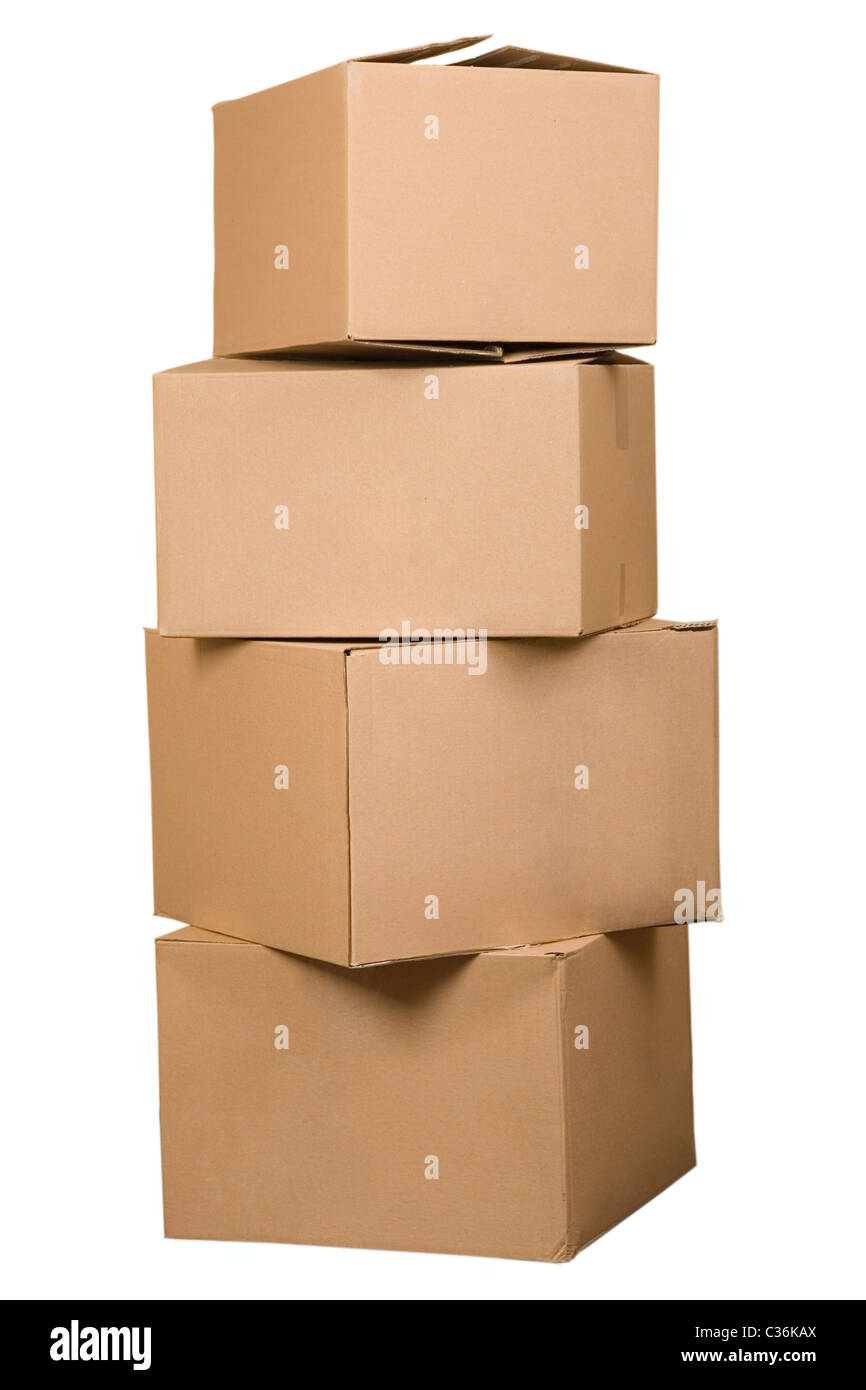 Brown scatole di cartone disposti in pila su sfondo bianco Foto Stock